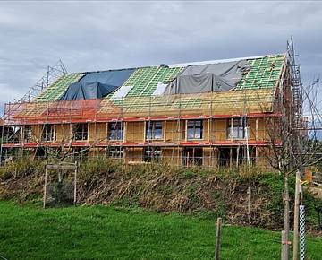 Sehr schönes Gebäude komplett in Holz